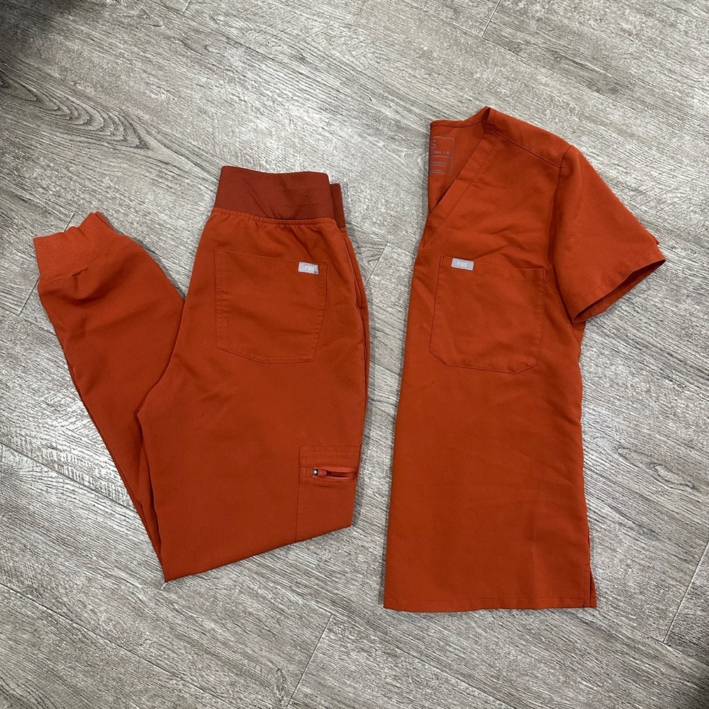 Figs Scrubs - Auburn Catarina Top w/ Zamora High Waisted Pants